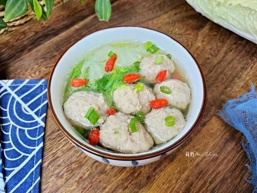  孩子|天冷了，给孩子煮一锅大白菜肉丸汤，汤鲜肉嫩，营养又美味！