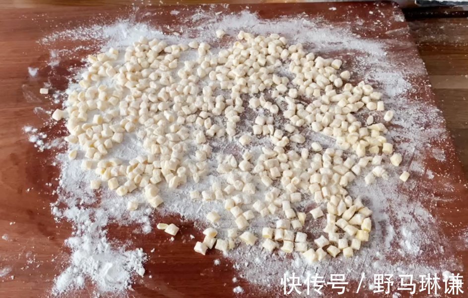 做疙瘩汤时，别用筷子搅了，学会1个技巧，个个圆溜溜，太好喝了