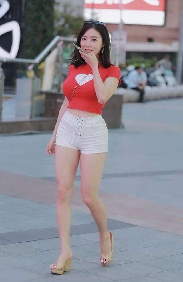 街拍:穿搭宽松的服饰小姐姐,发型看起来也非常有个性