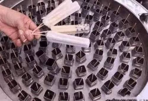 难得一见的“老式冰棍”,1根2块钱,大姐现场制作不用电全靠摇
