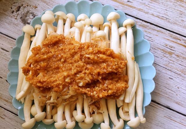 家人|海鲜菇此做法,家人抢着吃,蒜香浓郁,味道鲜美