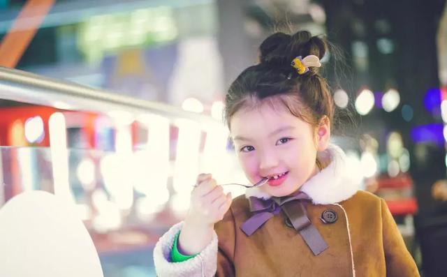 因长得可爱被家人当作“摇钱树”的她,4岁爆红,7岁巨星范十足