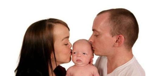 侏儒症|“侏儒”夫妻执意怀孕产子，孩子出生后懵了后悔没听医生的话