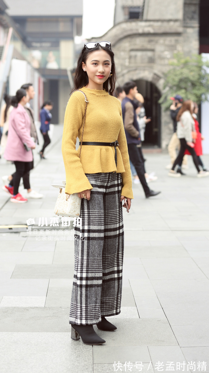 毛衣|街拍,条纹撞色毛衣搭配牛仔裤,简洁大方又百搭!