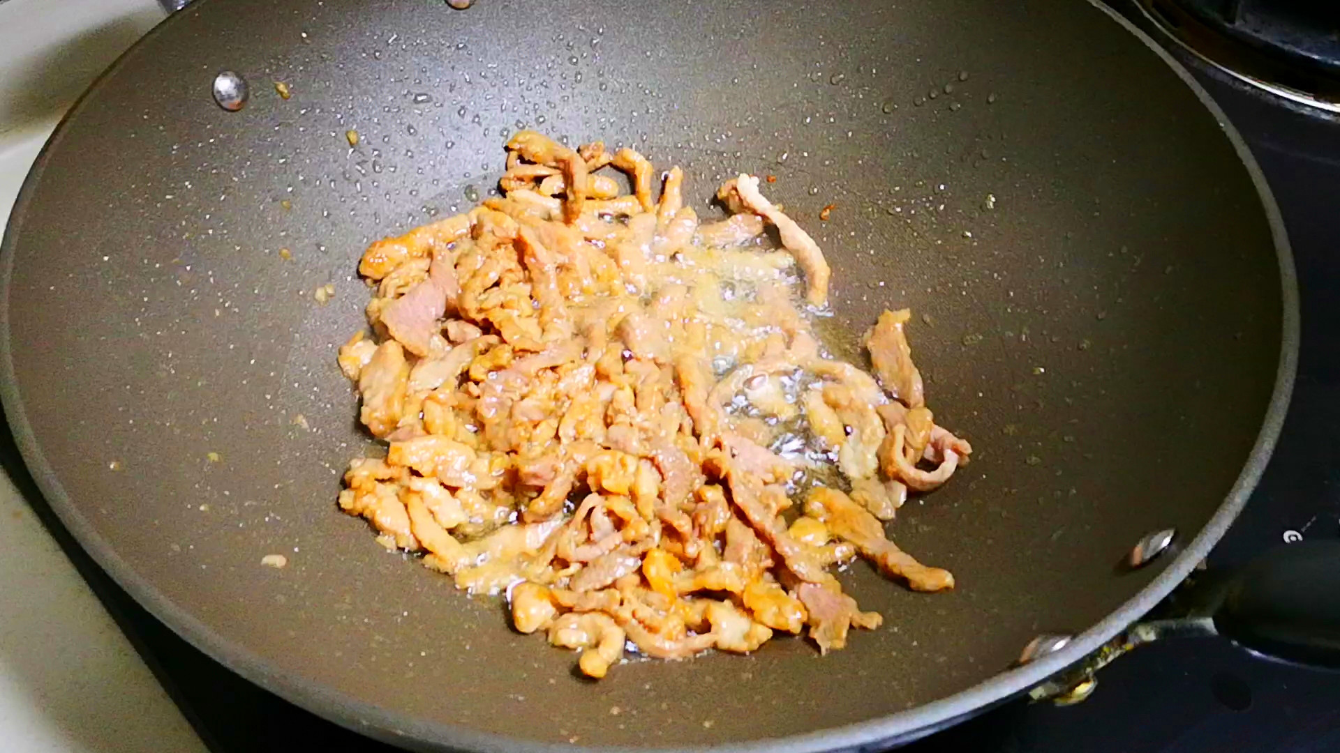 不管做什么炒肉,都别直接下锅炒,教你正确做法,肉香不腥也不柴