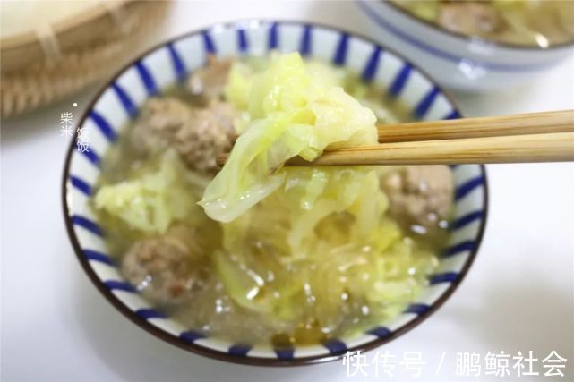 冬瓜|白菜和冬瓜一锅煮,搭配自制肉丸太好吃,每人一碗,连汤也不剩