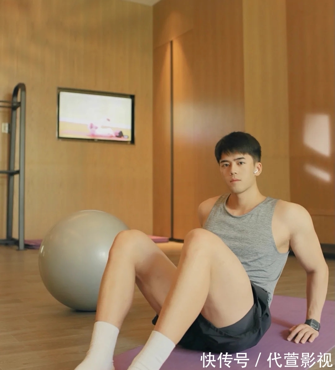 白袜|练瑜伽的白袜鲜肉帅哥,有点可爱哦