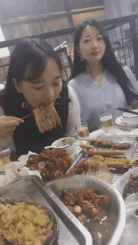 |搞笑GIF:幸亏反应快 不然被老婆发现就麻烦了