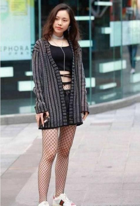 街拍:一袭白色系搭配,尽显小姐姐淑女温婉气质