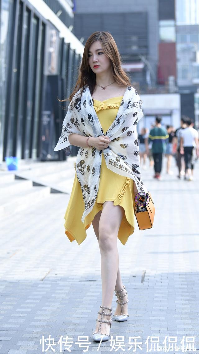 连衣裙搭配铆钉高跟鞋，再加一块披巾，美女是这样的妩媚而嫣润