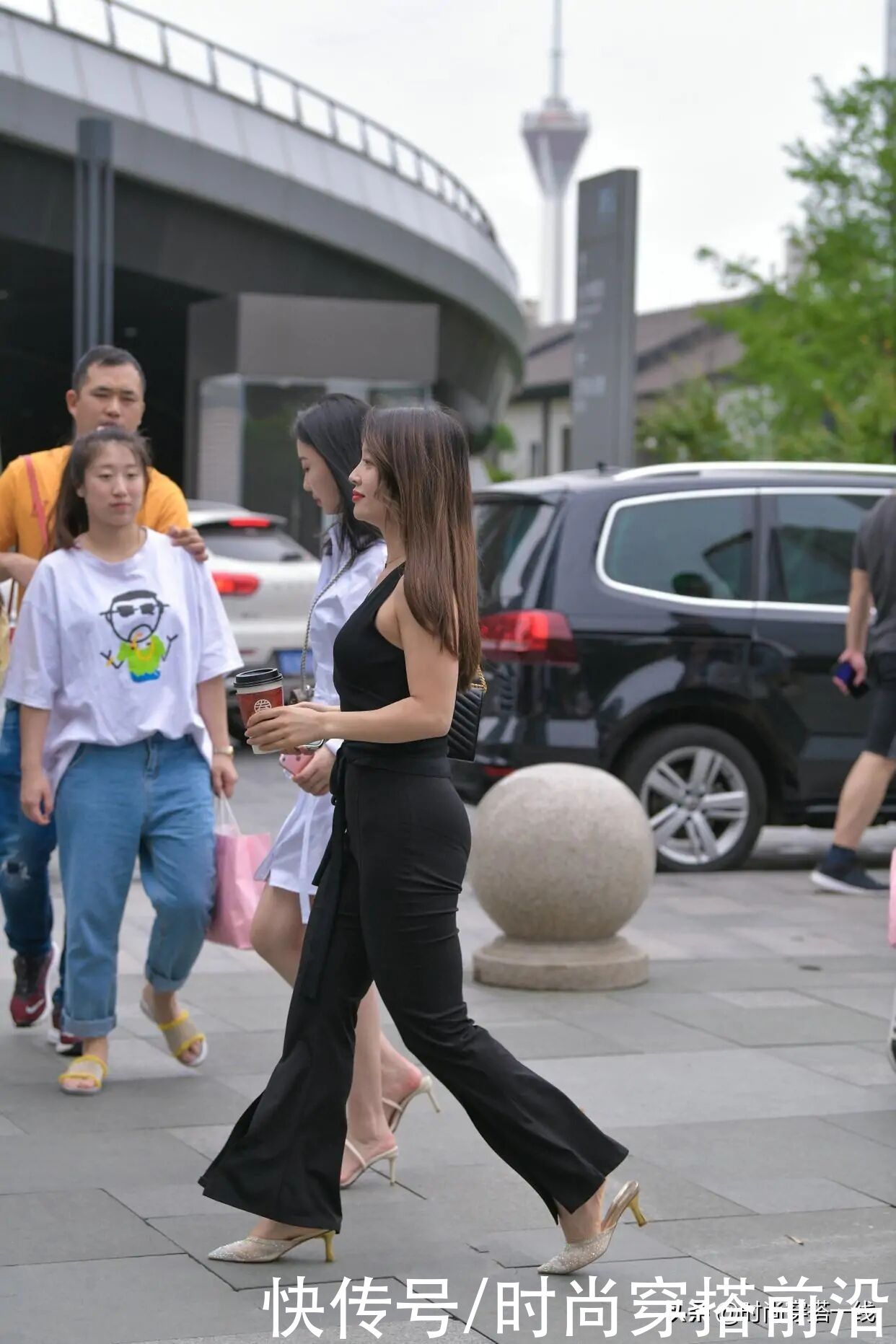 看不惯“阔腿裤”？有没有搞错，这样穿时髦又知性优雅