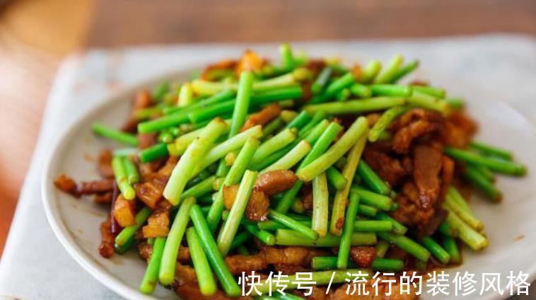 入味|炒蒜苔,不要直接炒或者焯水,巧用一招,蒜苔熟得快,香脆入味