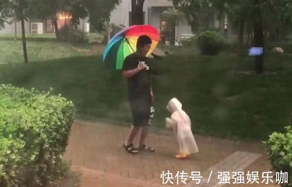 宝宝|“不省心奶爸”带娃一起淋雨火了，奶奶拎着扫把还有3秒到达现场