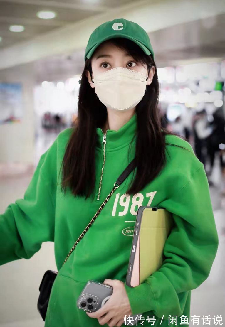 流行 2022年长春花蓝是流行色?女星们却集体穿上了绿色,一个比一个美