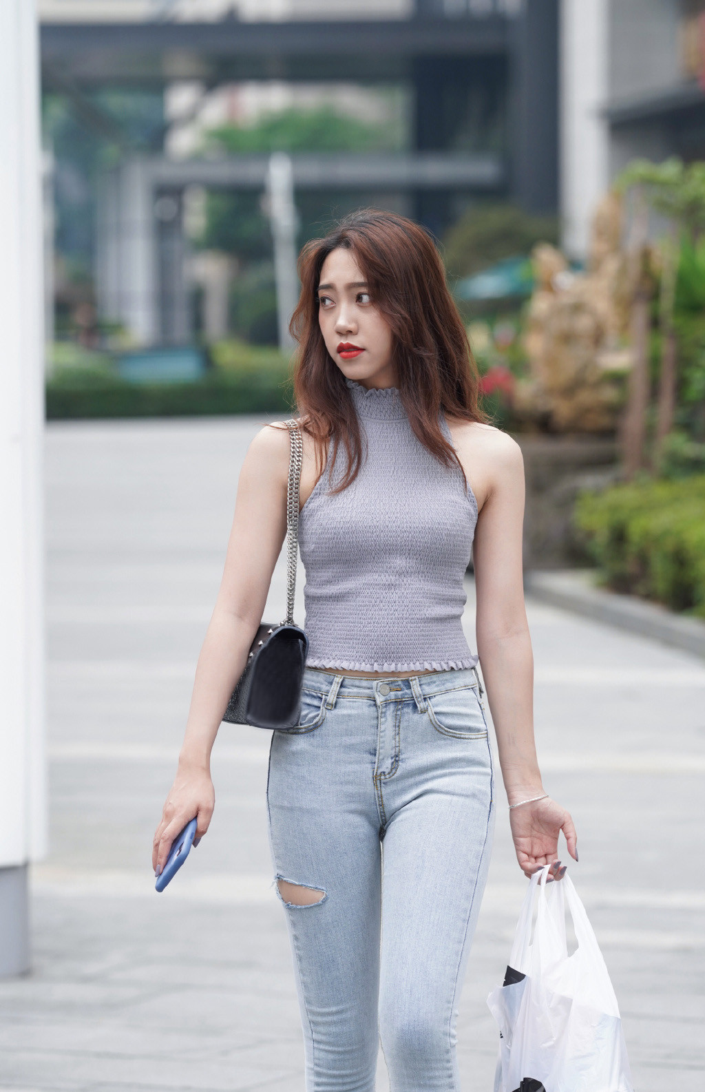 秋季牛仔裤这样穿搭,休闲气质又魅力,出门逛街值得一试