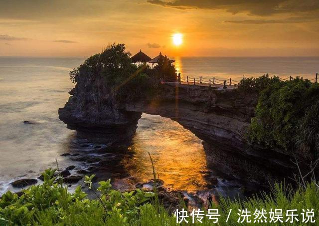 陆地|巴厘岛最神秘寺庙，涨潮成岛屿退潮变陆地，每天有上万人前来朝拜