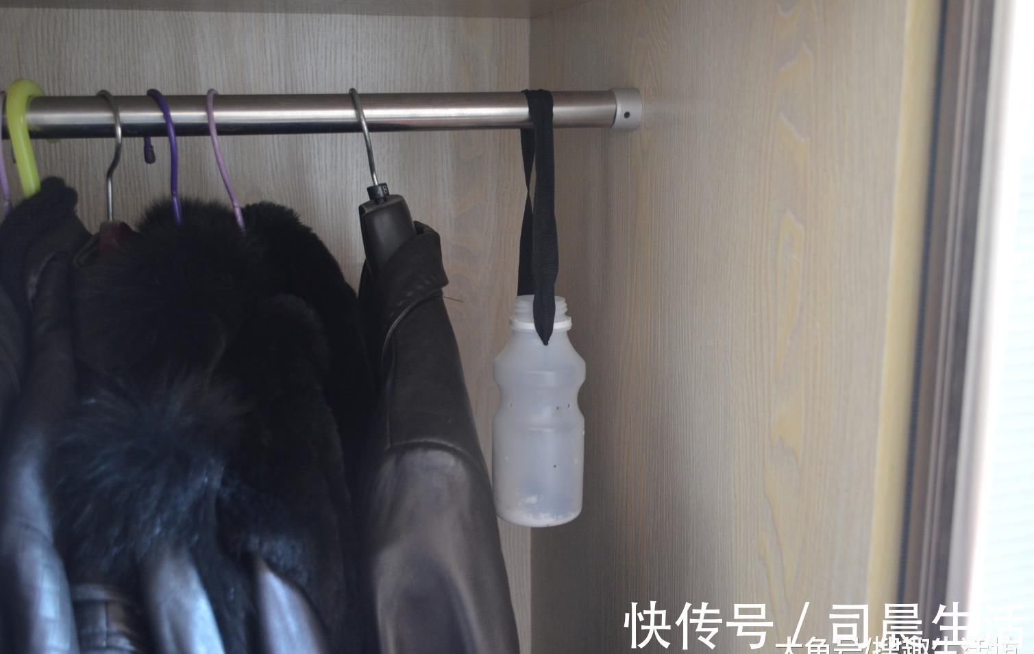 衣柜|衣柜里面挂一个塑料瓶, 没想到作用这么大, 看完你会感谢我的