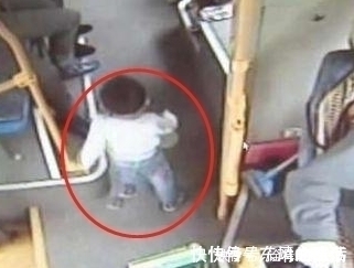 两岁宝宝太胆大,家人在为他担心,他却钓着奶瓶自己去旅游了