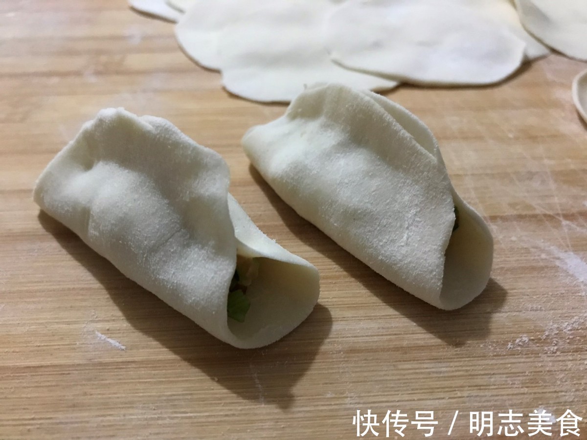 面皮|一咬嘎嘣脆的芹菜肉锅贴，个个酥脆鲜香，真解馋