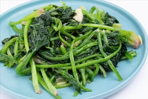 窍门|炒绿叶菜，直接下锅可不行，记住2个窍门，出锅翠绿入味不出水