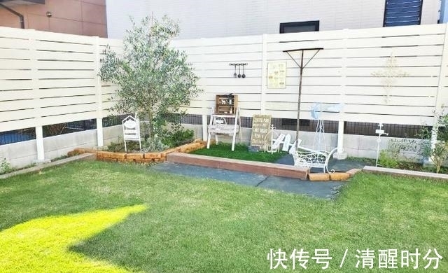 青石板|院子通铺水泥地过时了,甲板+草坪+沙地混铺,简单几种材料就很美