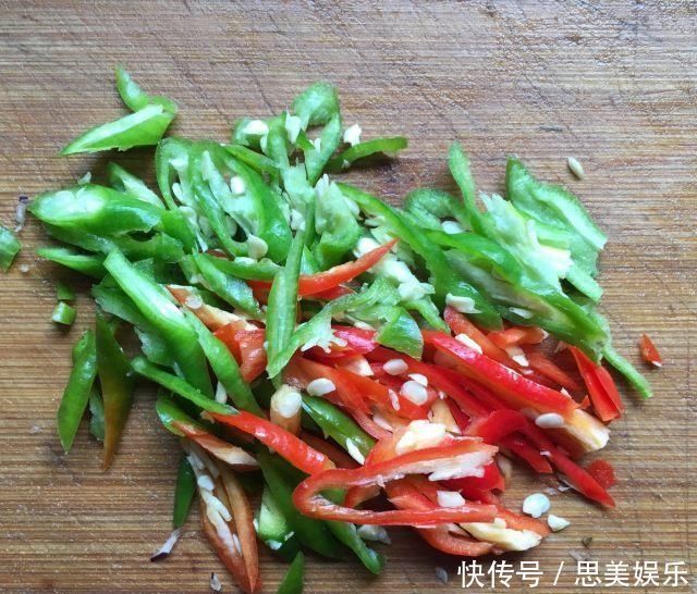 茄子青椒鸡蛋饼,做出的饼蓬松柔软,薄皮大馅