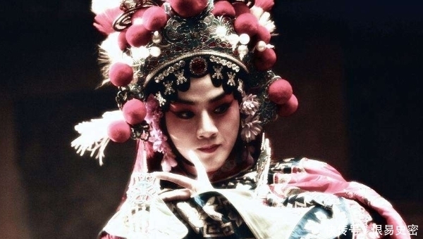 梅兰芳是多有钱?别人工资几块,他随手就给国家捐出了飞机