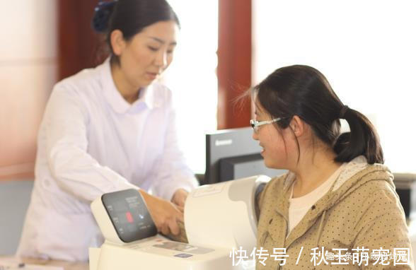 医生|孕妈预产期过了3周才去医院,医生剖腹后差点熏晕,无知差点害人