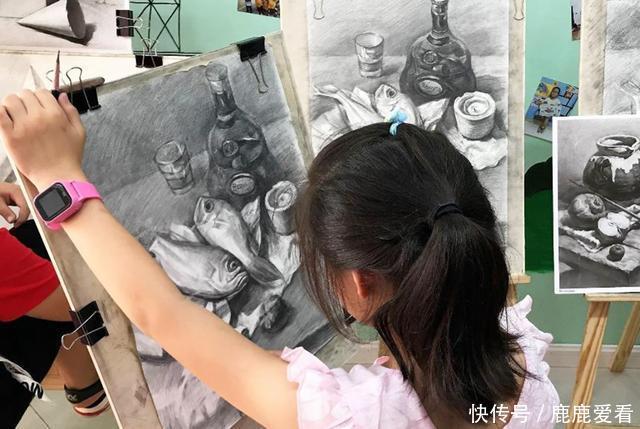 学渣遇上美术生是什么体验？临摹的明星像太搞笑，老师表示很无语