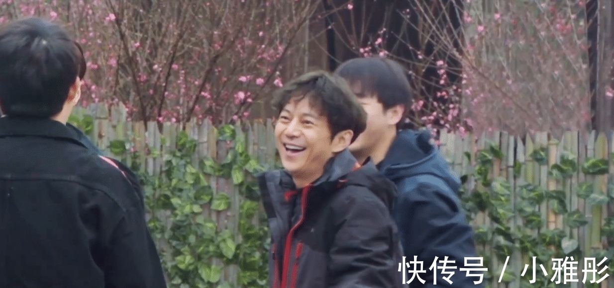 导演|张艺兴带5斤生牛肉,骗导演说是音响蒙混过关,黄磊爬窗“偷”食材