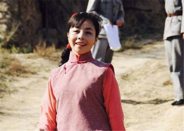 山丹丹花开红艳艳|嫁经纪人后回农村,半夜抱怨带娃辛苦,王二妮到底经历了什么