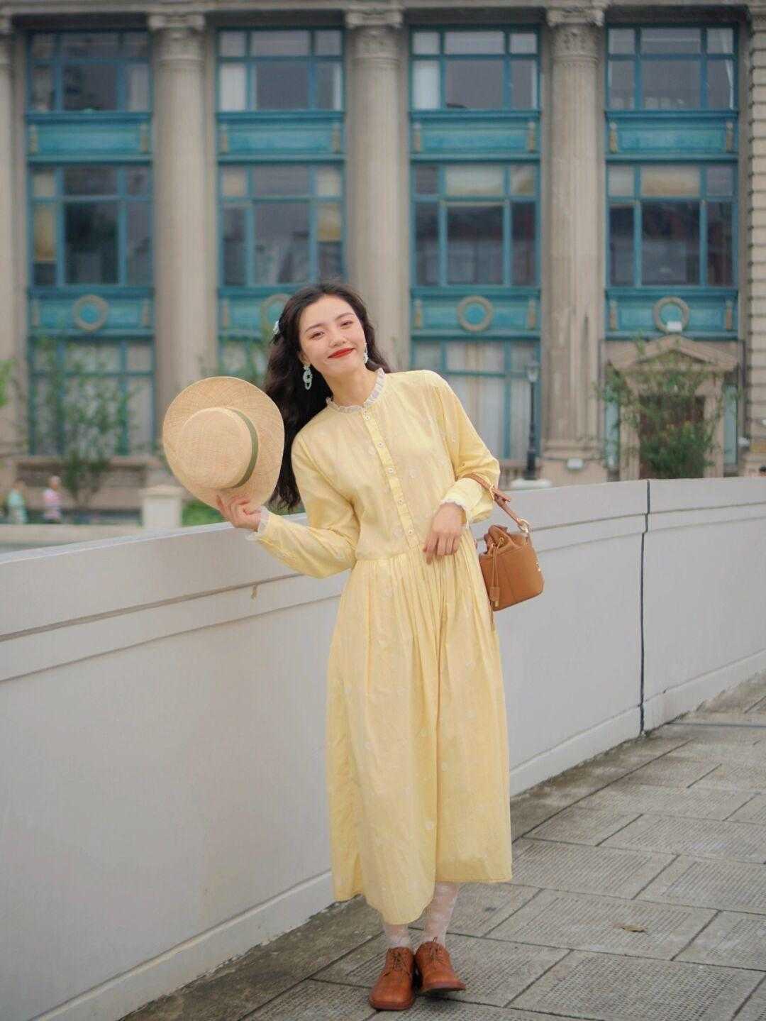 平底鞋|“腿胖”的女生可以尝试这样穿,衬衫搭配半身裙,修身又洋气