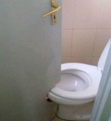 |搞笑图片幽默段子笑话哈哈，好小的厕所啊，开门都不方便呢