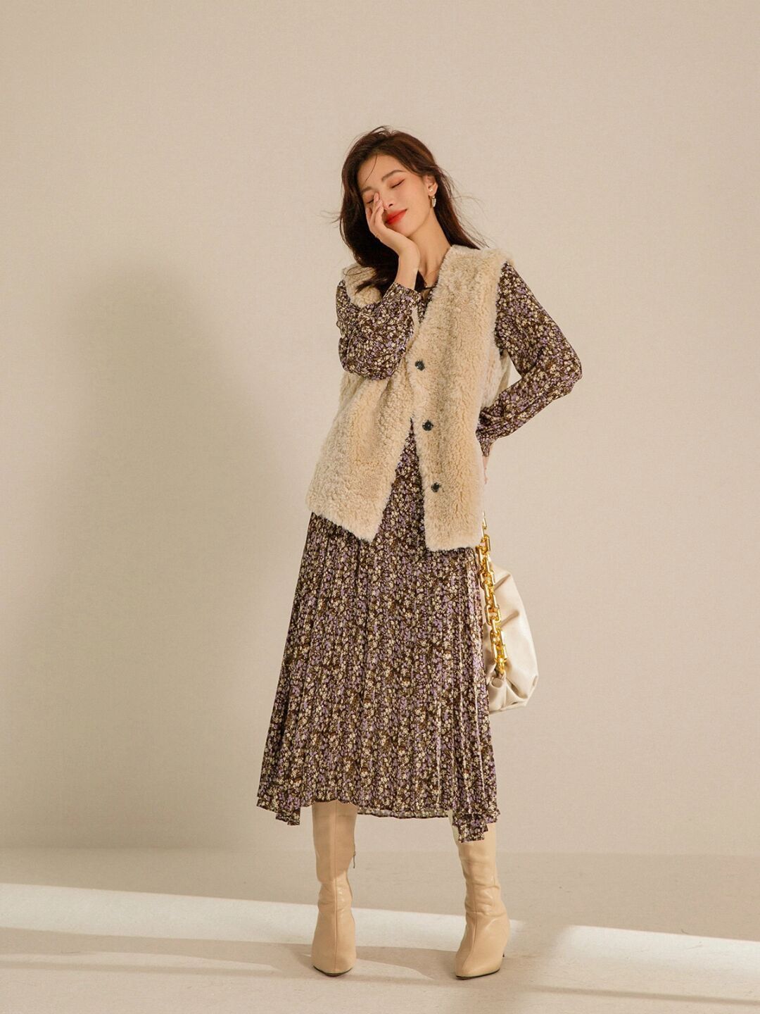 外套 羽绒服不流行了，今年更火的是“羊羔毛外套”，保暖舒适又百搭