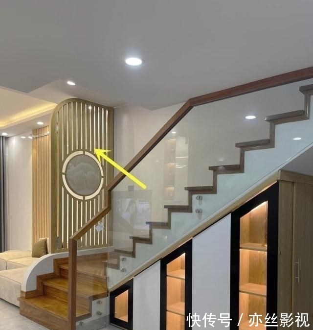 楼梯口|楼梯口正对着客厅，用木格栅隔断，关键比实心隔墙薄，更省空间