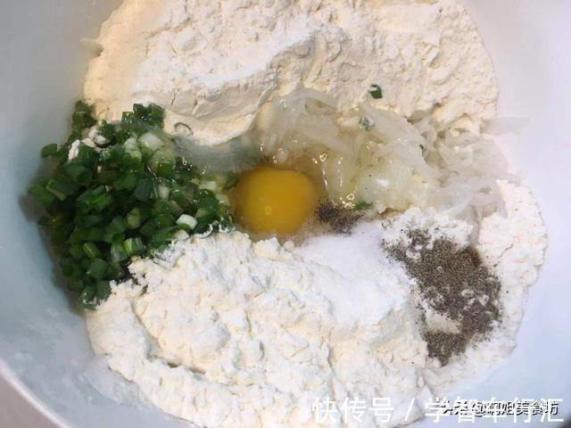 温水|半根萝卜一个鸡蛋,用筷子搅一搅,5分钟搞定全家人的早餐