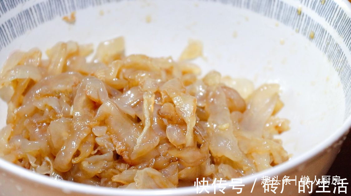 给年夜饭加道凉拌菜，爽脆可口，这样简单摆盘，看着更有食欲了