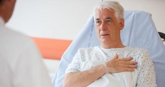 肩部|身体的两个部位持续疼痛，不要粗心大意，可能是肺癌的早期信号！