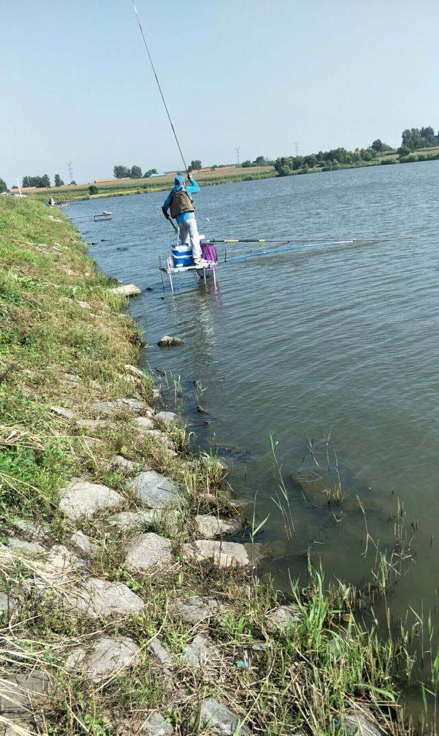 为了让窝里的底层鱼接触到钓饵,我找到了一个简单的方法