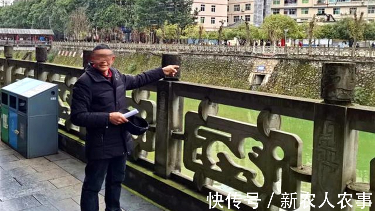 重庆4名男子钓鱼摊上事了,在水边直接被抓走,群众:必须严惩