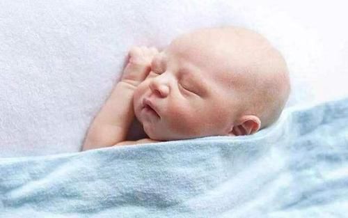 被子|看宝宝已睡着,夫妻俩偷偷跑出去吃夜宵,回来后直接带娃去了医院