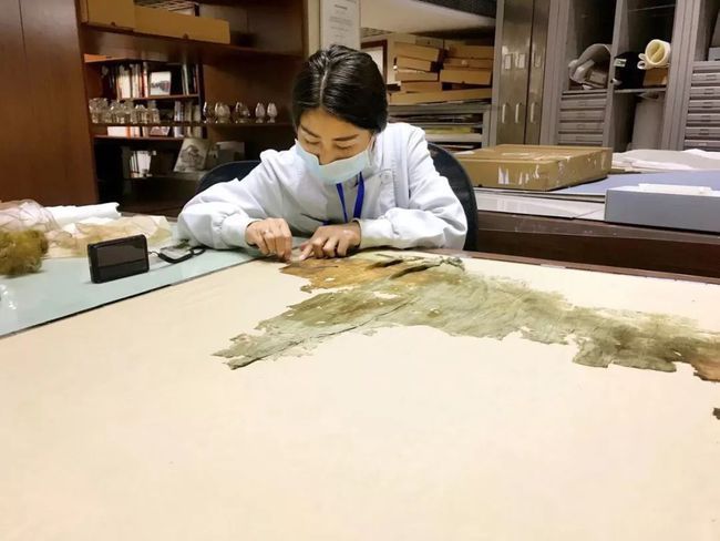 新疆之旅|营盘遗骸身上穿着“罽袍”,专家用三个“妙”招,将其修复完成