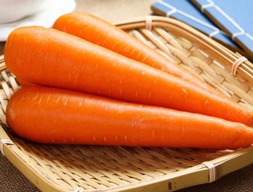 秋天|秋天买胡萝卜，选带泥的还是干净的？区别挺大，买错营养差不好吃