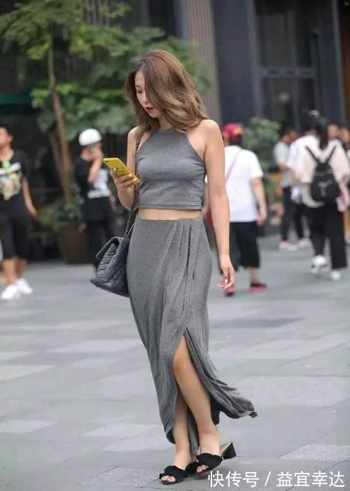 身材比例 狂傲不羁的套装裙,有着邻家妹妹的甜美,还有着少女的叛逆