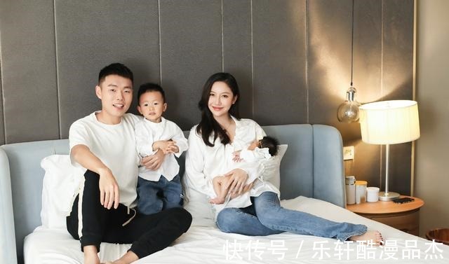 中国足球|儿女双全了!当红国脚晒一家四口照二胎首亮相,妻子极速恢复