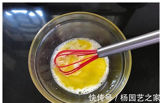 黄油|2个蛋清加1勺面粉,不用打发拌匀就能烤,一口一个嘎嘣脆,太香