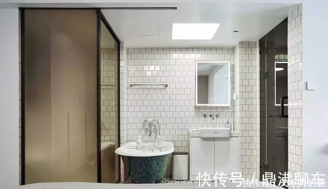 墙面|49平小公寓,进门就是衣帽间,开放式卫生间浴缸放明处,前卫!