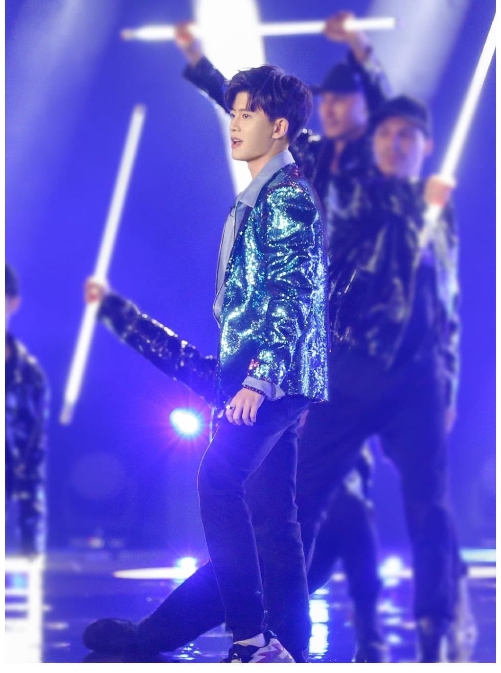 嗨放派收官，舞王任嘉伦炫技“燃爆”舞台，他的执着让人心生敬畏