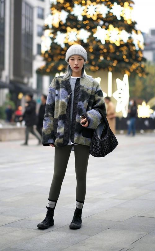 今年火了一种“接地气”的穿法，叫：运动鞋+长裤，休闲又时髦！