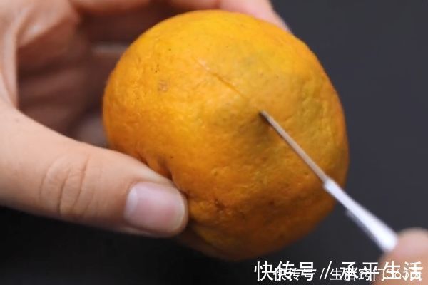 家中突然停电别慌，只需剥一个橘子，瞬间照亮整个屋子，太棒了！
